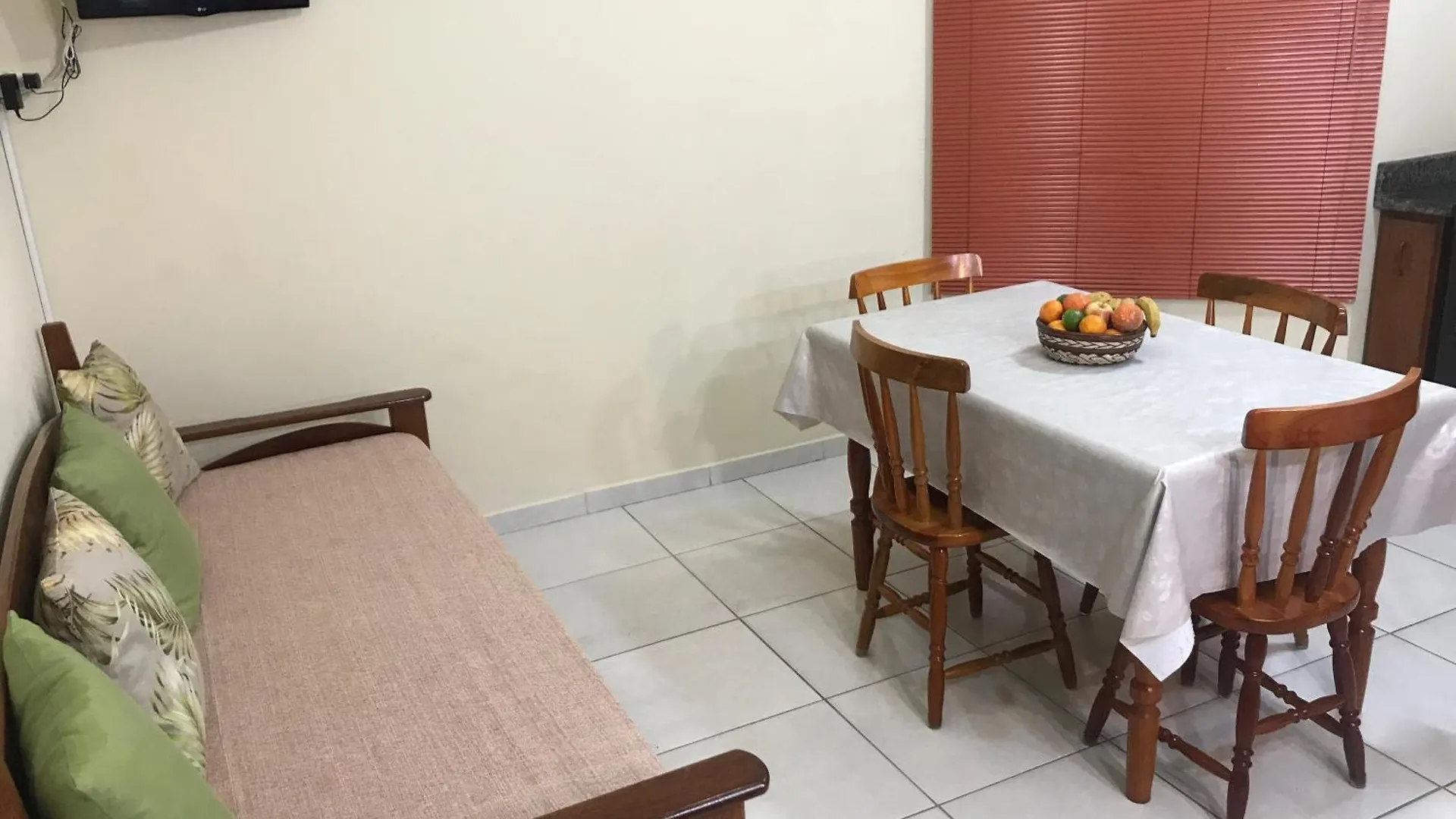 Regina Del Mare Residence Apartamentos completos para até 05 pessoas a 50 metros da praia Florianópolis