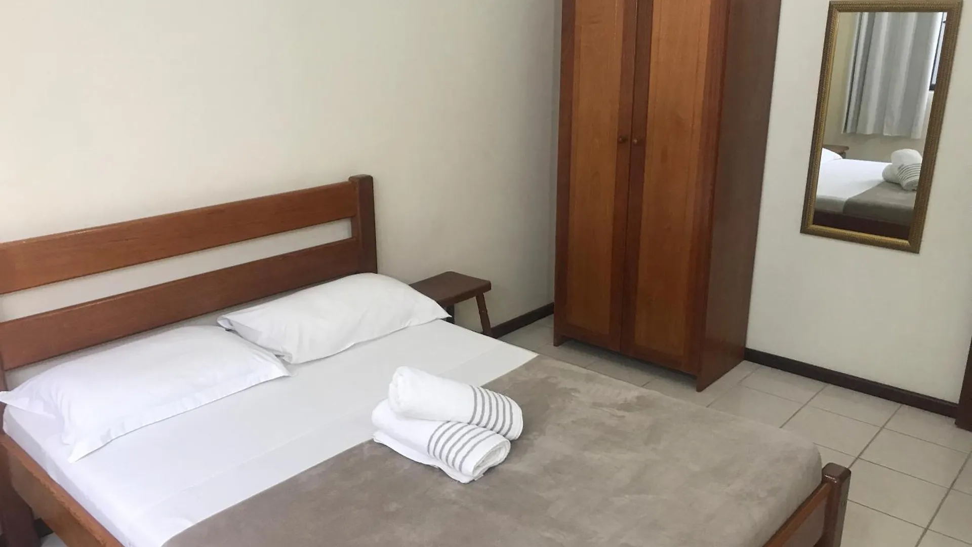 Regina Del Mare Residence Apartamentos completos para até 05 pessoas a 50 metros da praia Florianópolis