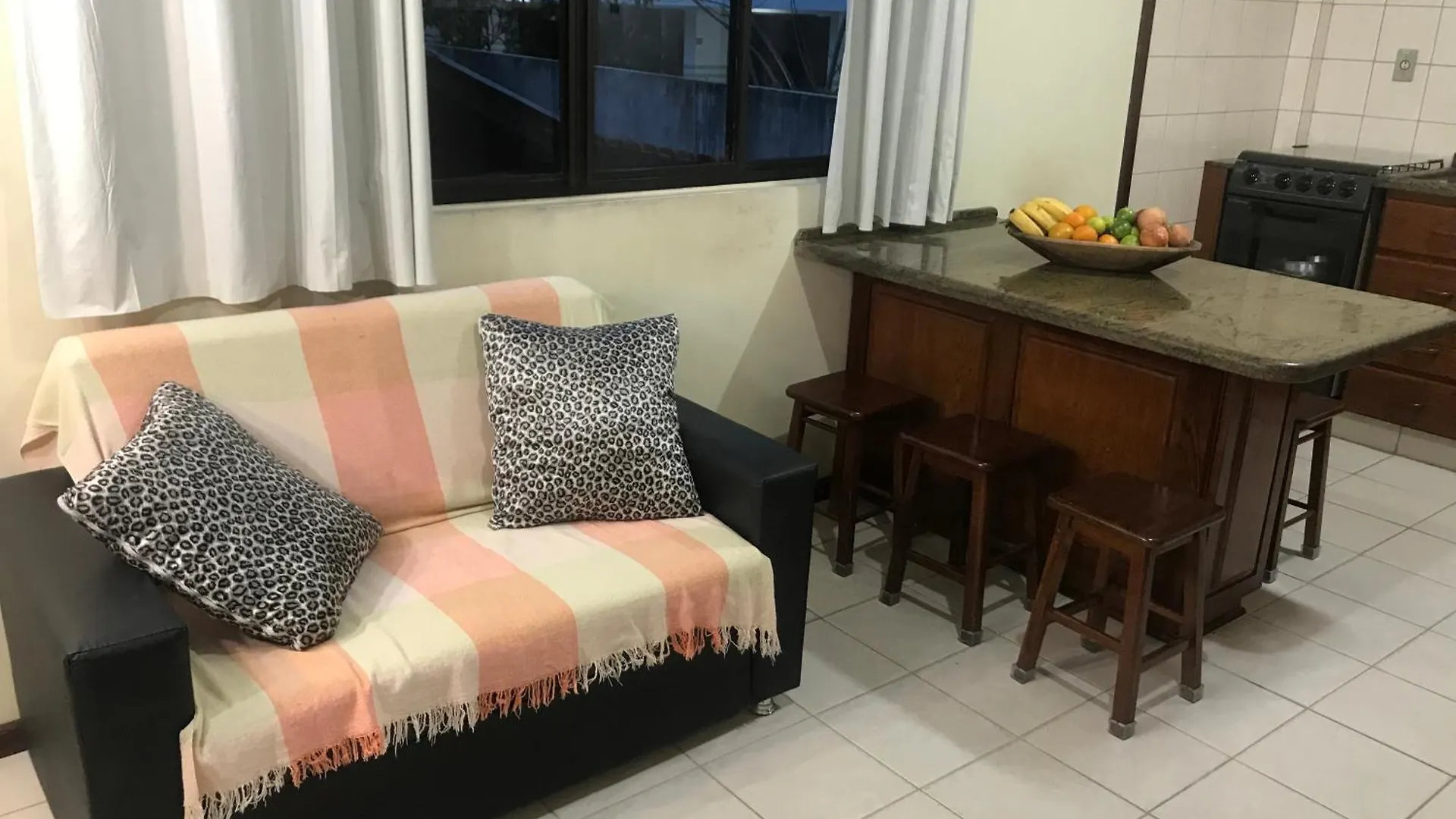 Regina Del Mare Residence Apartamentos completos para até 05 pessoas a 50 metros da praia Florianópolis
